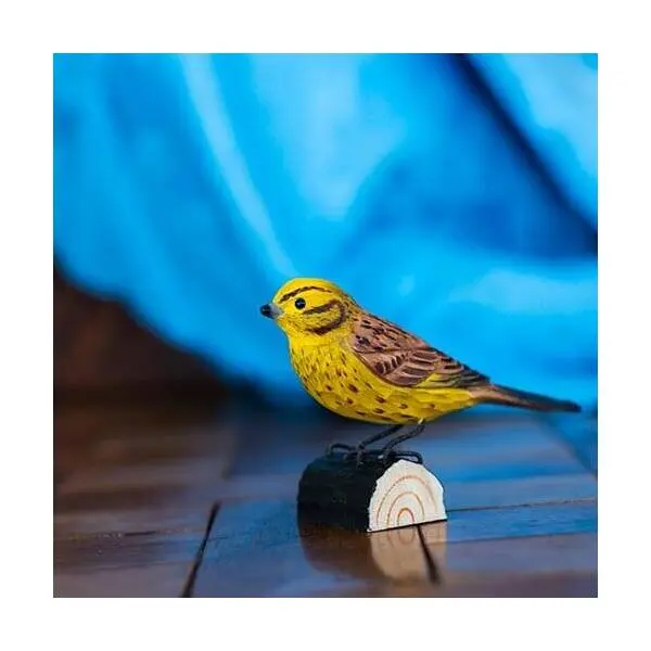 DecoBird - WILDLIFE Garden Geelgors In Lindenhout - Handgemaakt 2 DecoBird - WILDLIFE Garden Geelgors In Lindenhout - Handgemaakt - Afbeelding 2