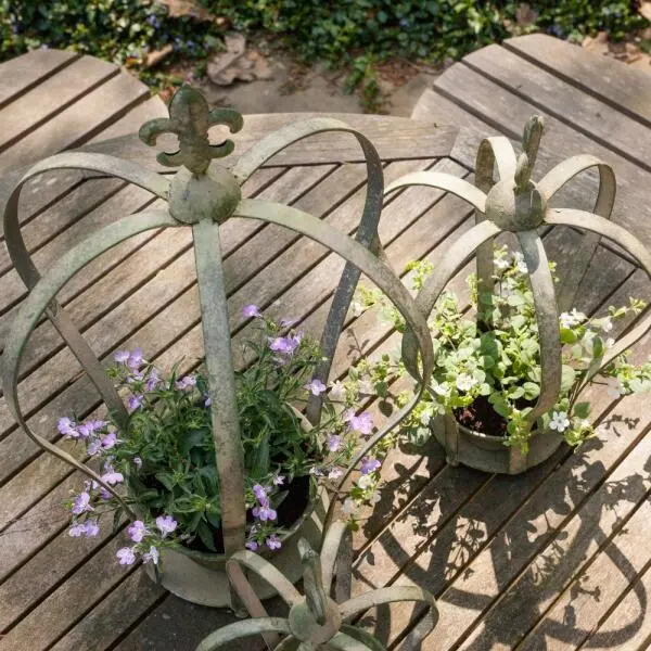 ESSCHERT DESIGN Pothouders Kroon - Aged Metal - Set Van 3 Stuks 2 ESSCHERT DESIGN Pothouders Kroon - Aged Metal - Set Van 3 Stuks - Afbeelding 2