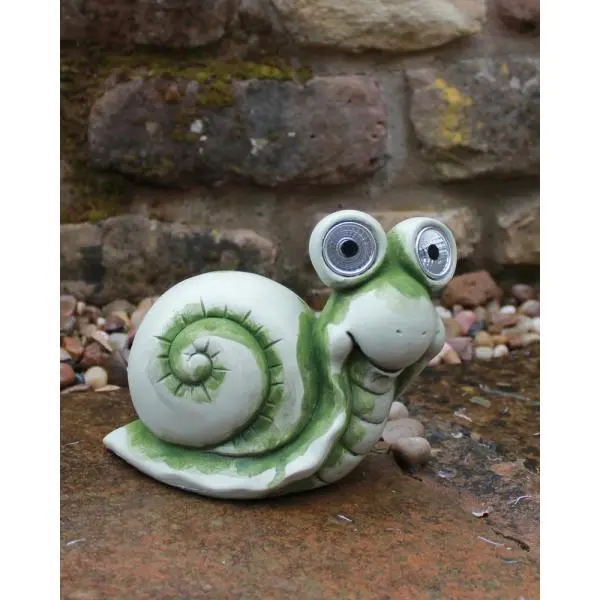 Slak Met Verlichte Ogen Op Zonne-energie 1 Slak Met Verlichte Ogen Op Zonne-energie